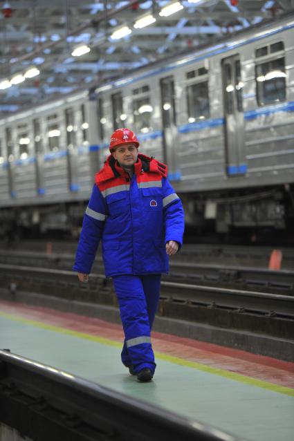 Москва. Работник электродепо `Печатники` Московского метрополитена демонстрирует новую дизайнерскую форму.