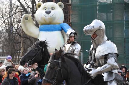 Шествие конных рыцарей в средневековых доспехах на ВДНХ в Москве.