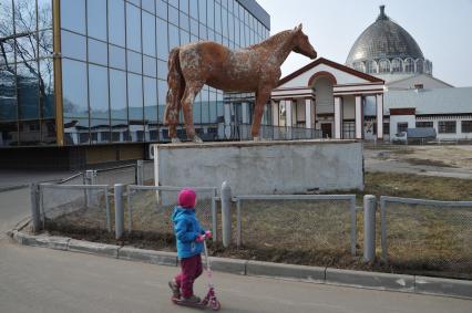 Скульптура коня у павильона `Коневодство` на ВДНХ в Москве.