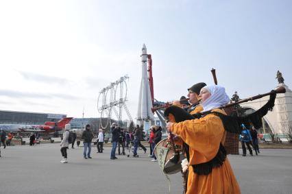 Москва. На ВДНХ прошло шествие конных рыцарей в средневековых доспехах.