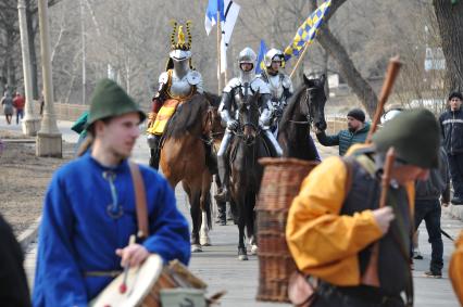 Шествие конных рыцарей в средневековых доспехах на ВДНХ в Москве.