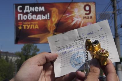 Сувениры в виде зажигалки-унитаза с орденом Отечественной войны продавались 8 мая 2014 за 150 руб. в сувенирной лавке на автовокзале Тулы.