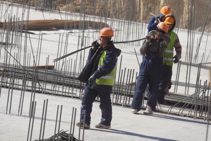 Екатеринбург. Рабочие на строительной площадке.
