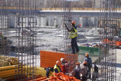 Екатеринбург. Рабочие на строительной площадке.