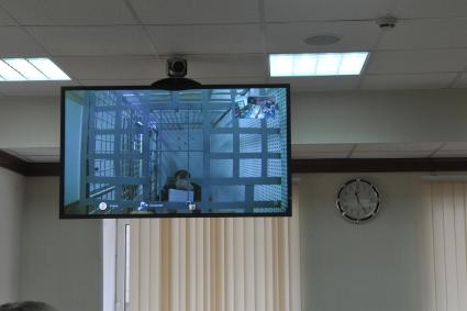 Москва. Изображение одного из подозреваемых в убийстве политика Бориса Немцова Хамзата Бахаева (на экране) во время видеоконференции в зале Мосгорсуда, где рассматривается вопрос о законности его ареста.