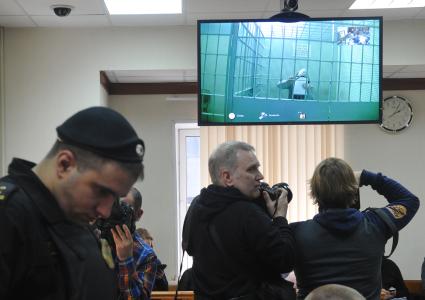 Москва. Тамерлан Эскерханов (на экране), обвиняемый по делу об убийстве политика Бориса Немцова, во время рассмотрения жалобы на арест в Мосгорсуде.