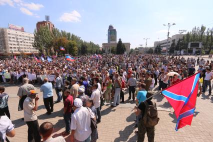 Донецк. На снимке: местные жители на площади Ленина перед началом парада пленных солдат украинской армии из частей, осаждавших город. Солдат проведут под конвоем по главной улице Артема.