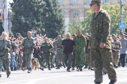 Донецк. Солдат украинской армии из частей, осаждавших город, провели под конвоем по главной улице Артема.