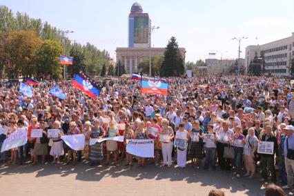 Донецк. На снимке: местные жители на площади Ленина перед началом парада пленных солдат украинской армии из частей, осаждавших город. Солдат проведут под конвоем по главной улице Артема.