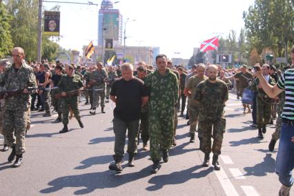 Донецк. Солдат украинской армии из частей, осаждавших город, провели под конвоем по главной улице Артема.