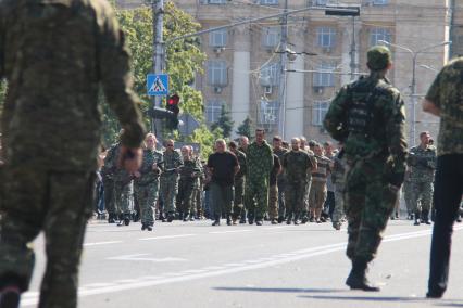 Донецк. Солдат украинской армии из частей, осаждавших город, провели под конвоем по главной улице Артема.