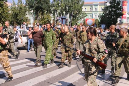 Донецк. Солдат украинской армии из частей, осаждавших город, провели под конвоем по главной улице Артема.