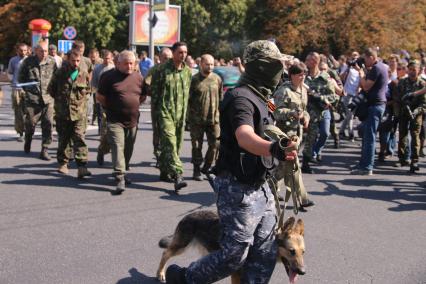 Донецк. Солдат украинской армии из частей, осаждавших город, провели под конвоем по главной улице Артема.