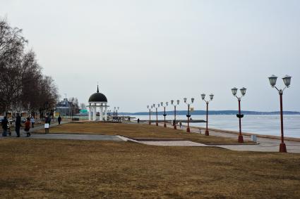 Виды Петрозаводска. Петровская ротонда на набережной Онежского озера.