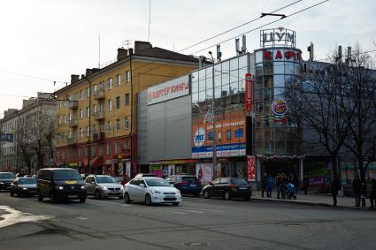 Виды Петрозаводска. Торговый центр `ЦУМ` на проспекте Ленина.