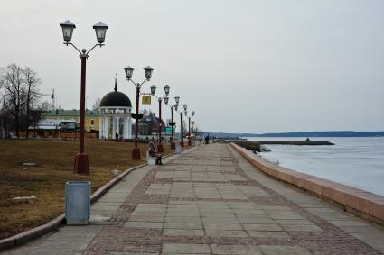 Виды Петрозаводска. Петровская ротонда (слева на заднем плане) на набережной Онежского озера.