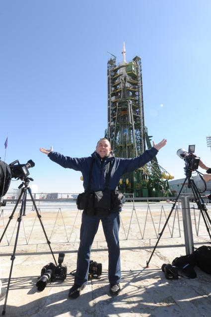 Космодром `Байконур`. Фотокорреспондент КП Владимир Веленгурин на фоне ракеты-носителя `Союз-ФГ` с транспортным пилотируемым кораблем (ТПК) `Союз ТМА-15М`, установленных на стартовом комплексе.