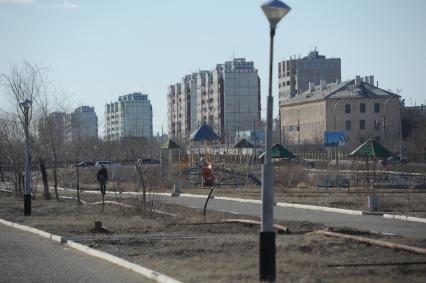 Байконур. Жилые дома и заброшенное здание.