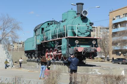 Байконур. Паровоз, установленный возле железнодорожной станции.