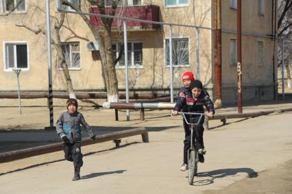 Байконур. Дети катаются на велосипеде.