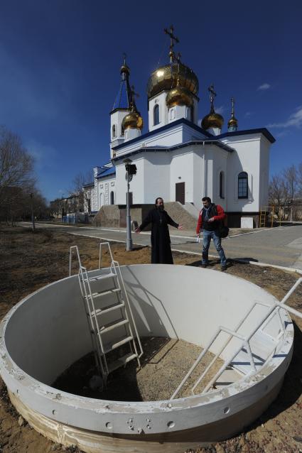 Байконур. Настоятель Храма Святого великомученика Георгия Победоносца Сергий Бычков (слева) и редактор отдела образования КП Александр Милкус у купели.