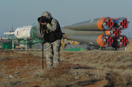 Космодром `Байконур`. Ракета-носитель `Союз-ФГ` с транспортным пилотируемым кораблем (ТПК) `Союз ТМА-15М` перед установкой на стартовый комплекс.