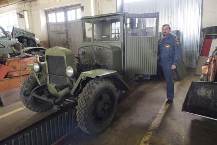 Сотрудники тульского МЧС реставрируют военную технику времен Второй мировой войны, которая будет участвовать в параде Победы в Туле. На снимке: автомобиль ЗИС-5.