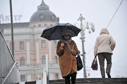 Снегопад в Москве.  Девушка идет под зонтом.