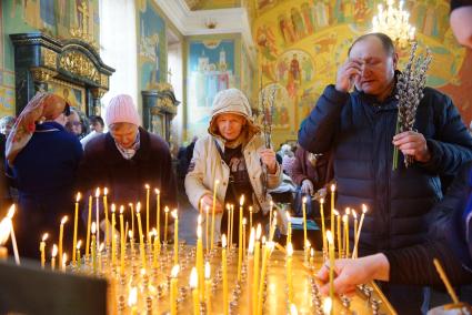 Женщина продает верви вербы у Свято-Троицкого собора. Вербное воскресенье. Екатеринбург