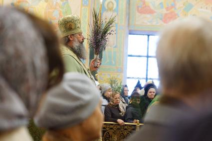 Митрополит Екатеринбургский и Верхотурский Кирилл, во время детской литургии в Свято-Троицком соборе. Вербное воскресенье. Екатеринбург