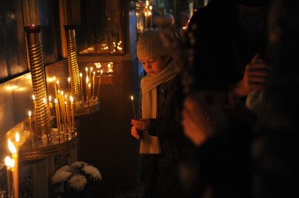 Москва. Вербное воскресенье. Прихожане во время богослужения в Храме Живоначальной Троицы.