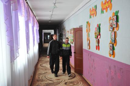 Шахтерск. Детский дом-интернат. На снимке: воспитанник детского дома Виктор (справа).