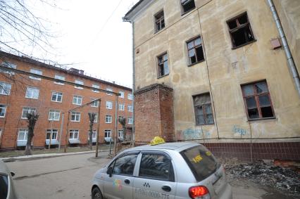 Московская обл., г. Клин.  Здание клинского родильного дома (слева).