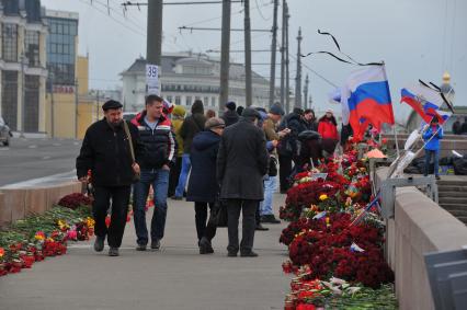 Цветы на месте убийства политика Бориса Немцова, который был застрелен в Москве на Большом Москворецком мосту в ночь с 27-го на 28-е февраля 2015 г.