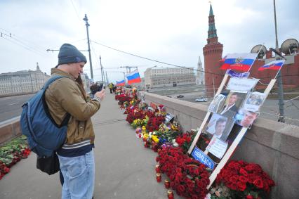 Цветы на месте убийства политика Бориса Немцова, который был застрелен в Москве на Большом Москворецком мосту в ночь с 27-го на 28-е февраля 2015 г.