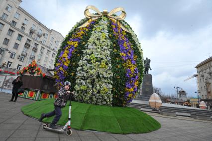 Пасхальное яйцо на Тверской площади в Москве.