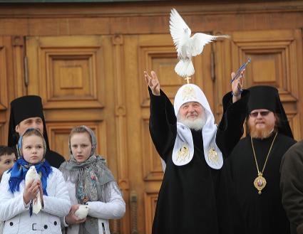 Патриарх Московский и всея Руси Кирилл выпускает в небо голубя после служения в праздник Благовещения Пресвятой Богородицы в Благовещенском соборе Московского Кремля в Москве.