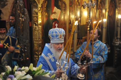 Патриарх Московский и всея Руси Кирилл во время праздничного богослужения в Благовещенском соборе Кремля в Москве.