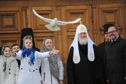 Патриарх Московский и всея Руси Кирилл (второй справа) после служения в праздник Благовещения Пресвятой Богородицы в Благовещенском соборе Московского Кремля в Москве.