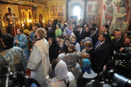 Прихожане во время праздничного богослужения в Благовещенском соборе Кремля в Москве.