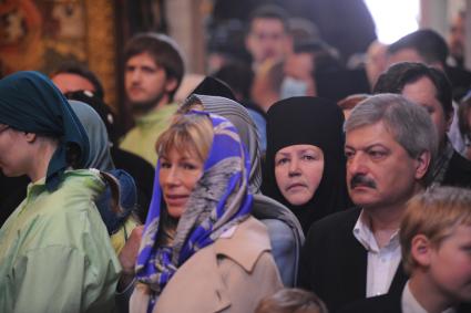 Прихожане во время праздничного богослужения в Благовещенском соборе Кремля в Москве.