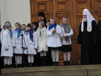 Патриарх Московский и всея Руси Кирилл (справа) после служения в праздник Благовещения Пресвятой Богородицы в Благовещенском соборе Московского Кремля в Москве.