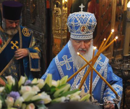 Патриарх Московский и всея Руси Кирилл во время праздничного богослужения в Благовещенском соборе Кремля в Москве.