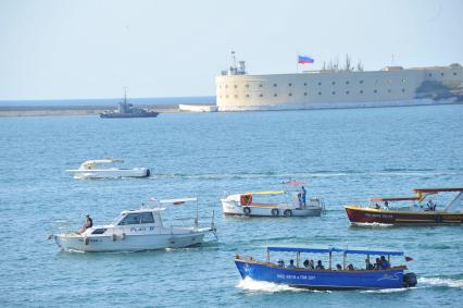 Севастополь. Прогулочные катера и Константиновская батарея.