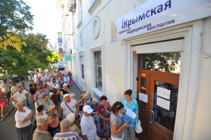 Севастополь. Местные жители получают полис обязательного медицинского страхования в СК `Крымская`.