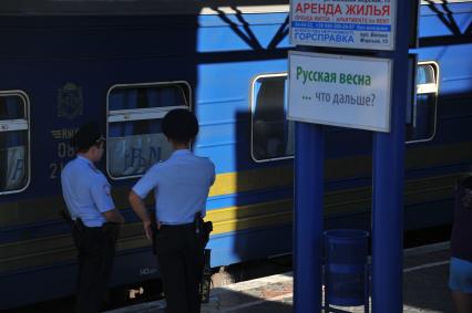 Севастополь. Плакат `Русская весна...что дальше?`на перроне железнодорожного вокзала.