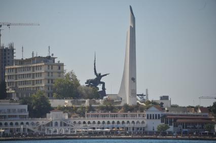 Севастополь. Памятник матросу и солдату на мысе Хрустальный и обелиск в честь города-героя `Штык-парус`.