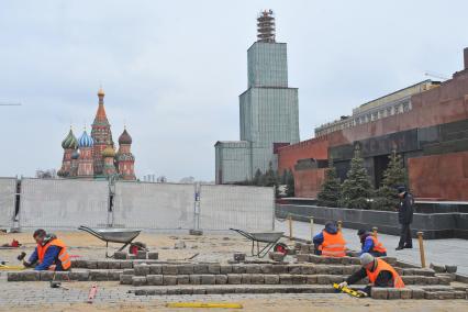 Демонтаж строительных лесов на Спасской башне московского Кремля в Москве.