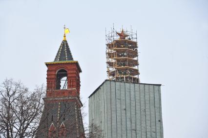 Демонтаж строительных лесов на Спасской башне московского Кремля в Москве.