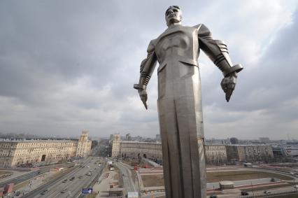 Работники `Гормоста` помыли памятник космонавту Юрию Гагарину на площади Гагарина на Ленинском проспекте в Москве.